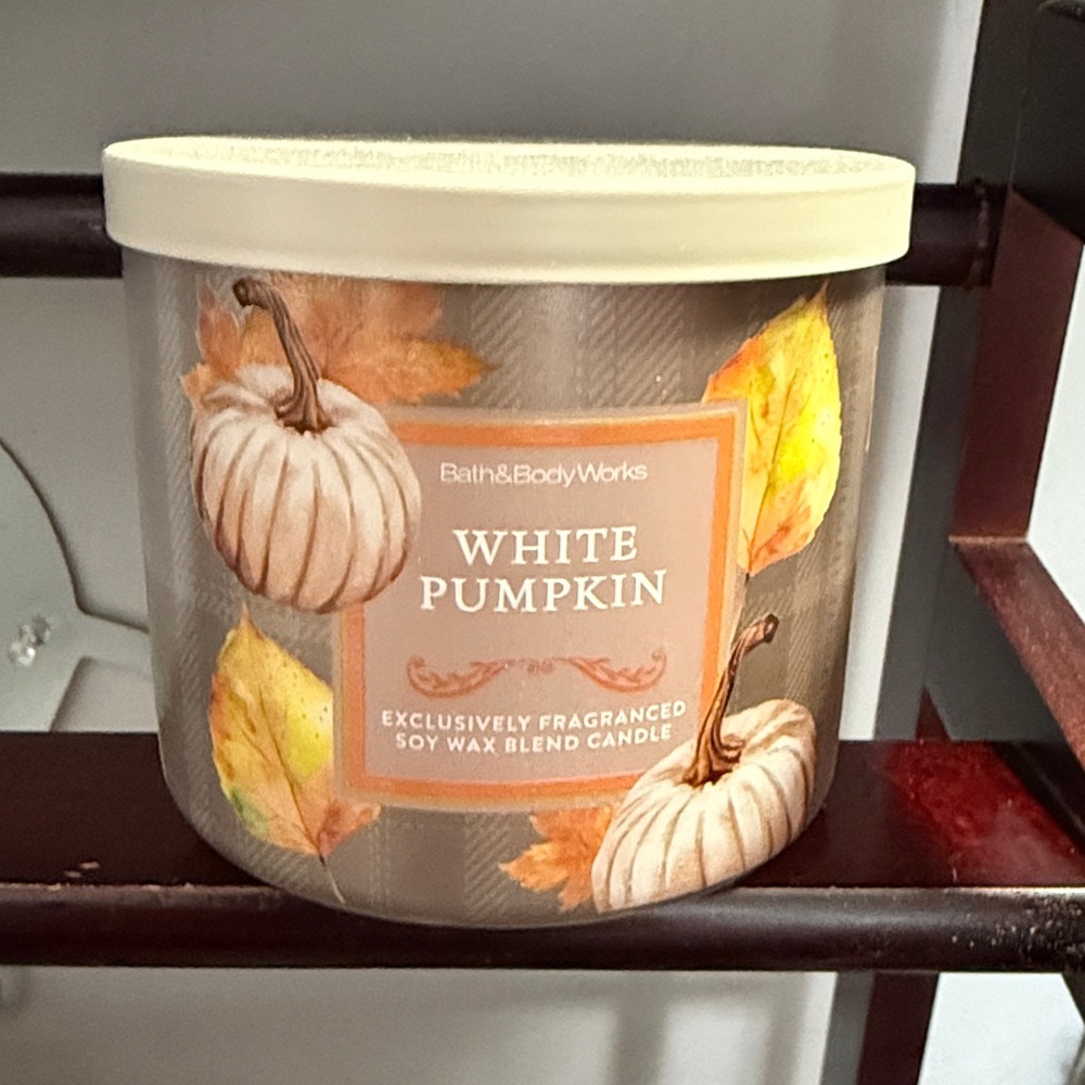Bath & Body Works White Pumpkin Candle with Autumn Leaves